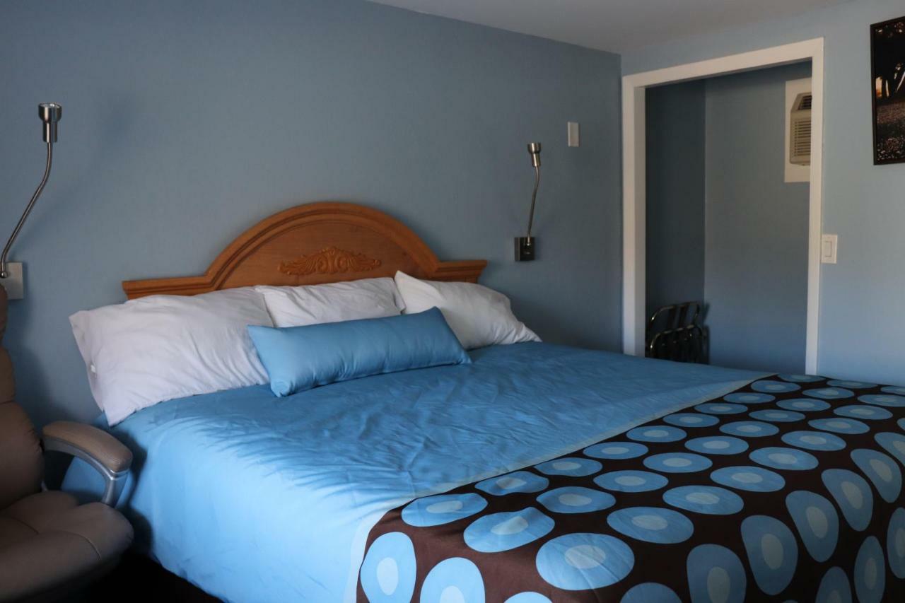 Hitching Post Country Motel Cornwall Bagian luar foto