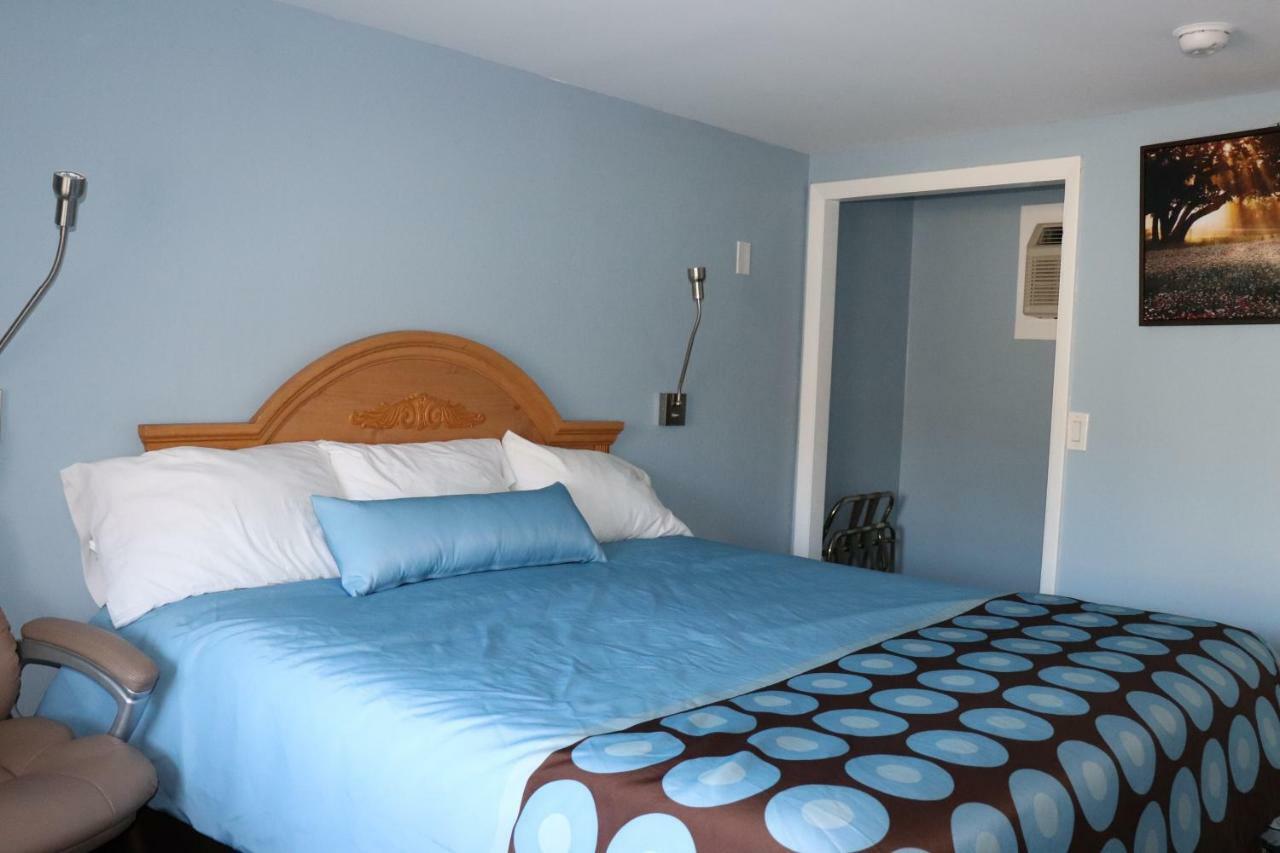 Hitching Post Country Motel Cornwall Bagian luar foto