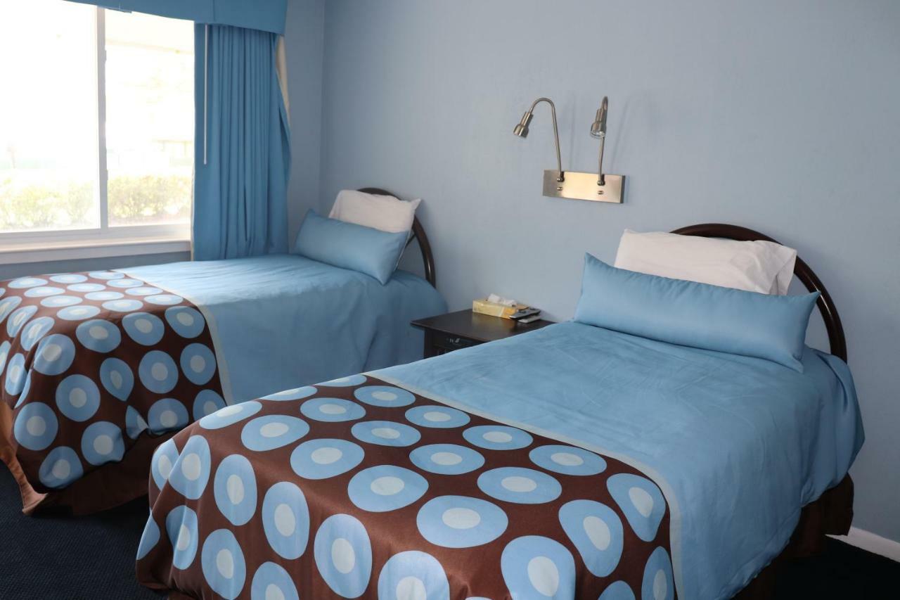 Hitching Post Country Motel Cornwall Bagian luar foto